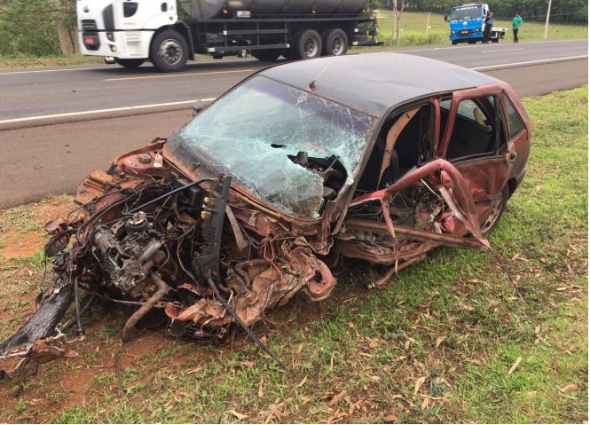 CARRO FICA DESTRUÍDO EM ACIDENTE