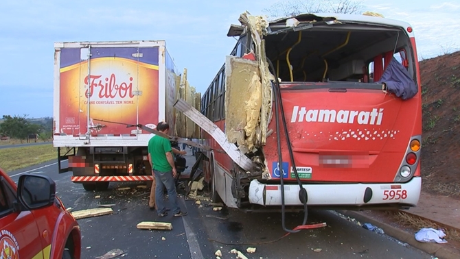 ÔNIBUS E CAMINHÃO COLIDEM EM RODOVIA PERTO DE RIO PRETO