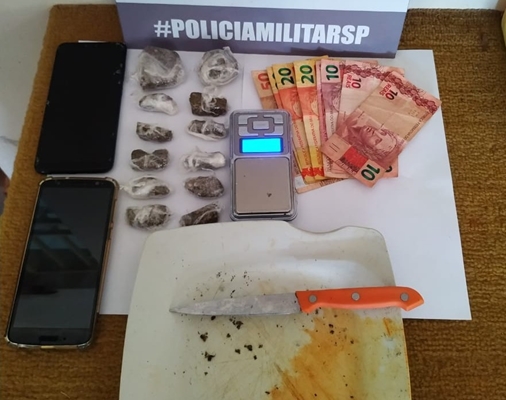 Dois jovens e adolescente comandavam venda de drogas