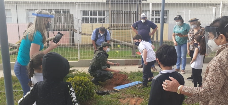 Plantio de mudas no Colégio Unifev