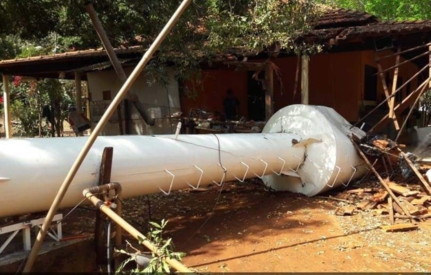Homem morre atingido por caixa d'água 