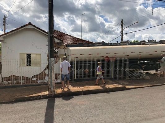 Caminhão-tanque com combustível atinge casa 