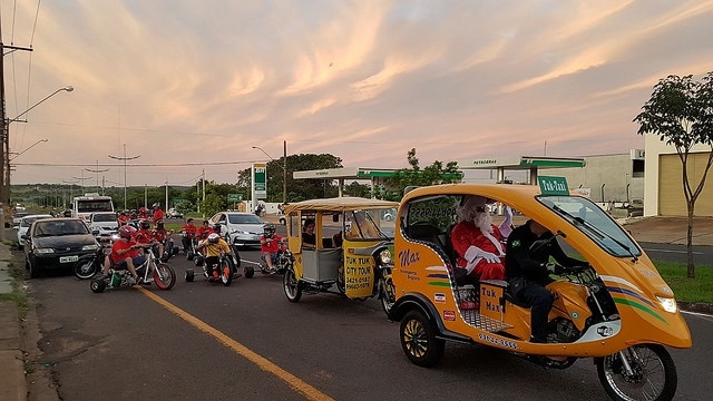 PAPAI NOEL CHEGA E AGITA COMÉRCIO NOTURNO DE VOTUPORANGA