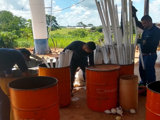 Valentim Gentil recolhe lâmpadas de material descartado por moradores