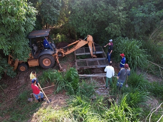 Prefeitura intensifica limpeza de áreas próximas a córregos