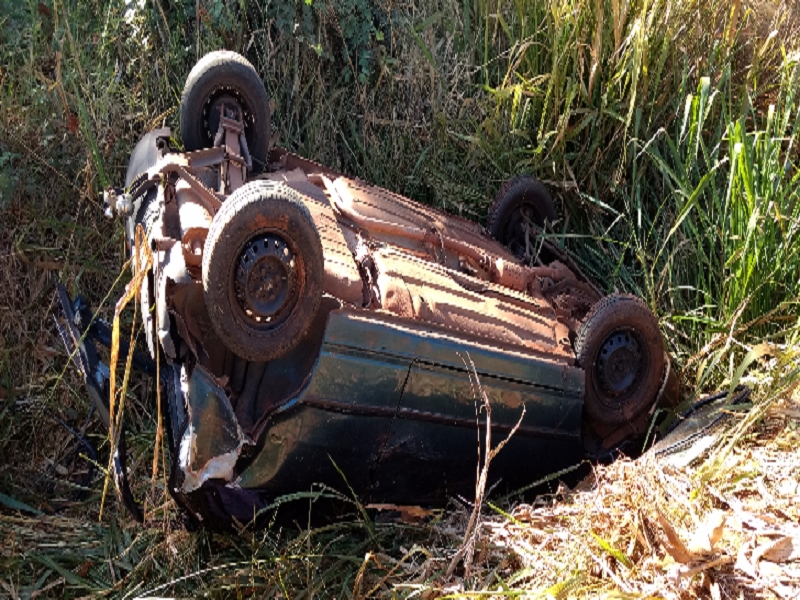 CAMINHÃO PROVOCA CAPOTAMENTO E MOTORISTA FOGE