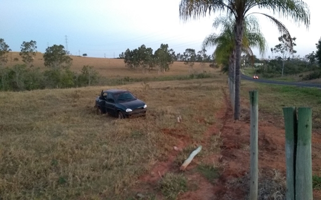 CARRO CAPOTA NA VICINAL ENTRE VOTUPORANGA E ÁLVARES
