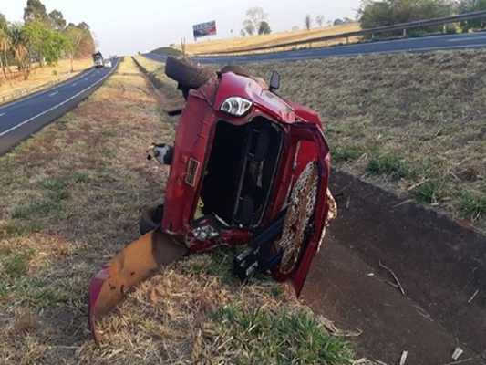 Carro capota na Euclides da Cunha em Tanabi