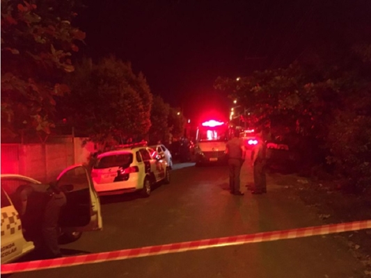 Homem ataca policial com martelo e morre baleado