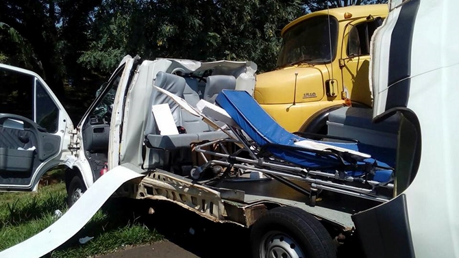Mulher morre e 4 feridos em acidente com ambulância de Votuporanga 