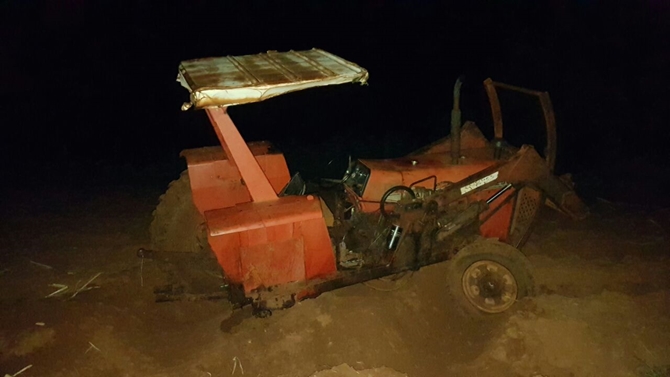 Colisão de caminhonete arranca roda de trator em pista perto de Riolândia