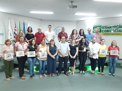 ASSOCIAÇÃO COMERCIAL ENTREGA PRÊMIOS DAS CRIANÇAS
