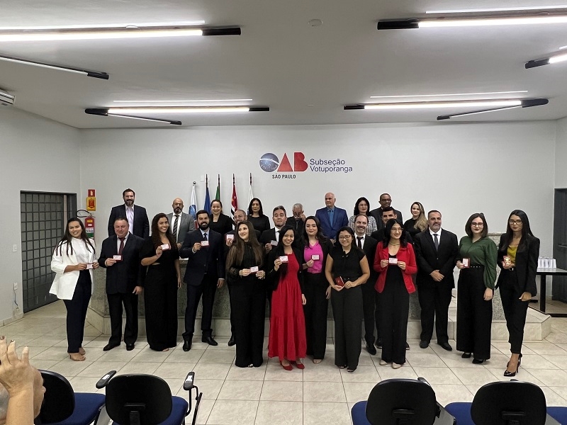 Carteiras da OAB entregues a egressos de Direito da Unifev