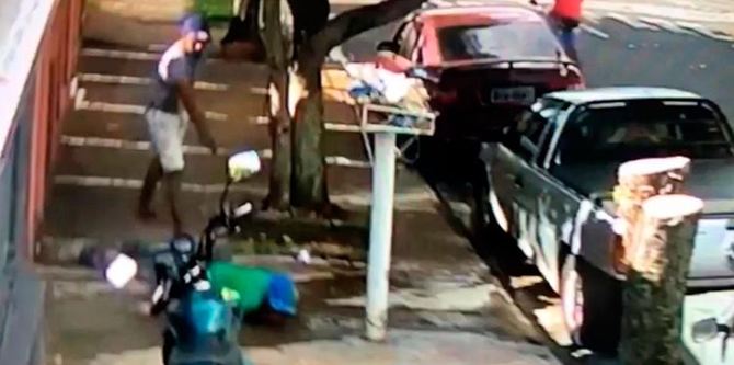 Rapaz é executado a tiros em rua e câmera filma assassinato