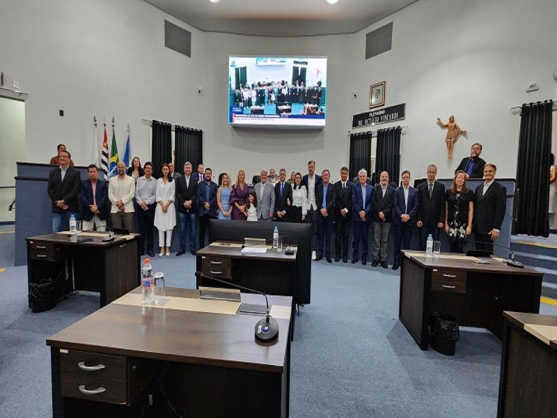 Prefeito,vice, vereadores e secretariado são empossados