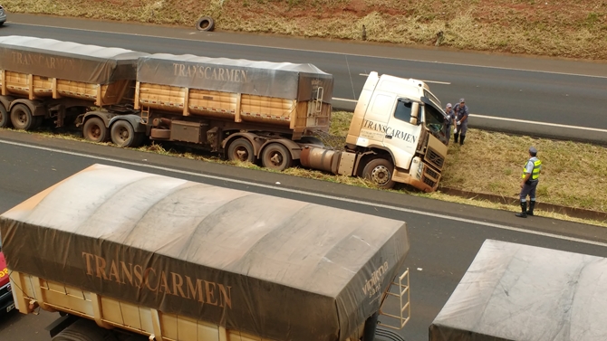 Rodovia é interditada para remoção de caminhão de valeta em Votuporanga