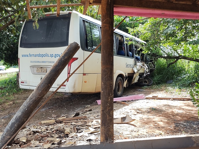 Ônibus também atingiu pilastra de lanchonete