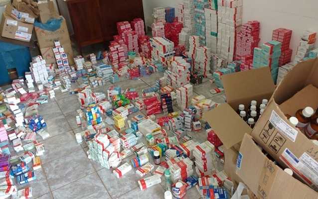 Remédios vencidos em depósito de posto de saúde em Dolcinópolis