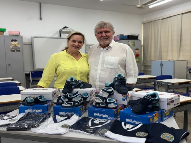 Ano letivo começa com uniformes novos para alunos 