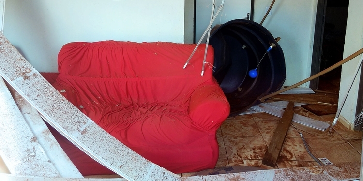 CAIXA D´ÁGUA CAI DENTRO DE SALA DE CASA 