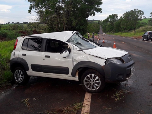 Capotamento deixa 2 mulheres feridas na rodovia Péricles Belini