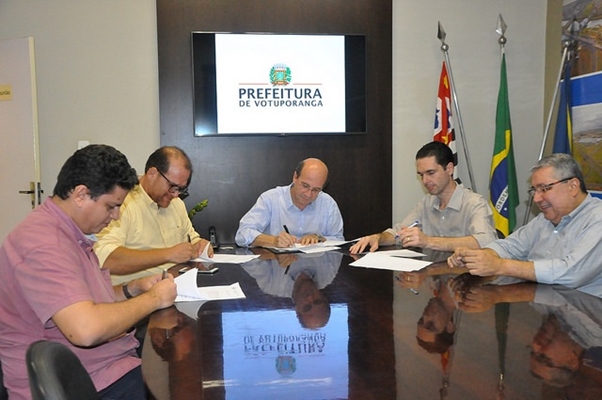 Prefeito assina cessão de área para montar Centro do Empreendedor 