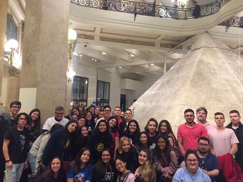Alunos no Colégio UNIFEV em exposições de SP