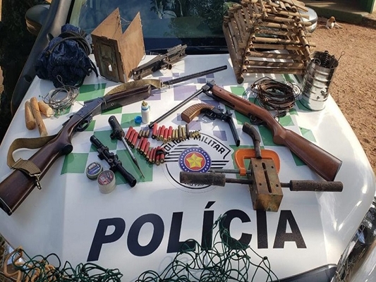 Homem é preso com munição e até arapuca