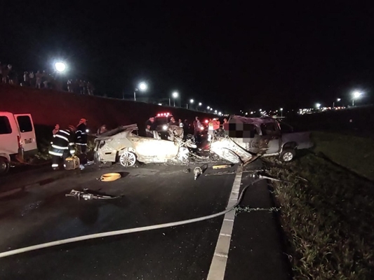 Veículos se incendiaram com o impacto