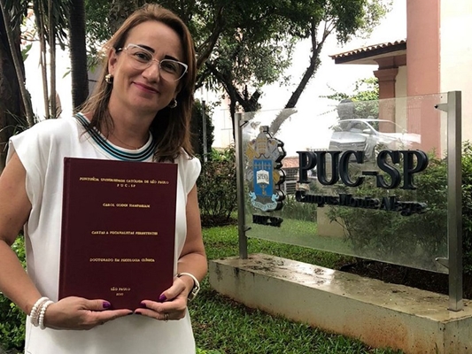 Psicóloga professora da Unifev é doutorada pela PUC