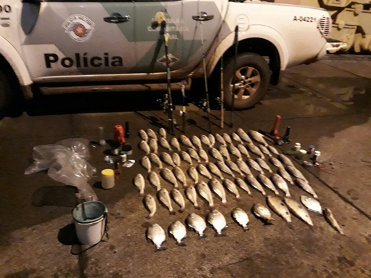 POLÍCIA AMBIENTAL FLAGRA PESCADORES COM 26 KG DE PEIXES
