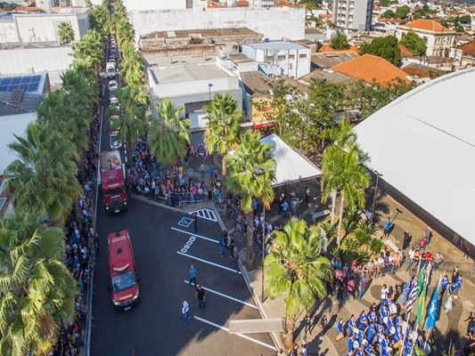 DESFILE CÍVICO NA MANHÃ DOS 82 ANOS DE VOTUPORANGA