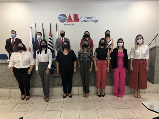 Carteiras da OAB entregues a egressos do curso de Direito da UNIFEV