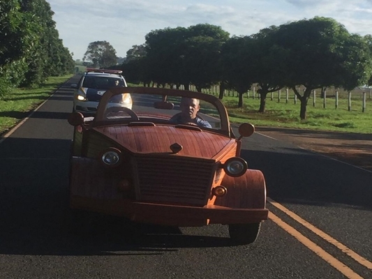 Carro feito de madeira vai pra exposição 'escoltado'