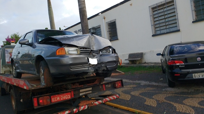 CARRO DERRUBA POSTE EM AVENIDA DE VOTUPORANGA