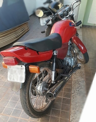 POLÍCIA MILITAR APREENDE MOTO COM LIGAÇÃO DIRETA E DROGA