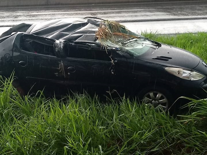 CARRO CAPOTA EM BAIRRO DE VOTUPORANGA