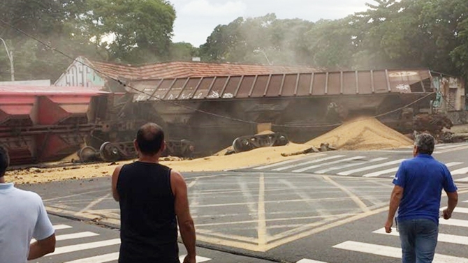 Trem descarrila e espalha carregamento no centro de Rio Preto