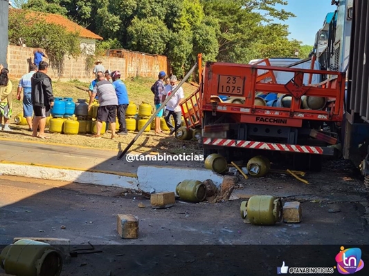 Acidente envolve caminhão e trem em Bálsamo 