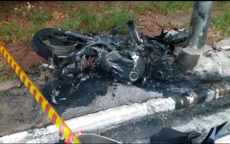 MOTO PEGA FOGO APÓS COLISÃO COM POSTE 