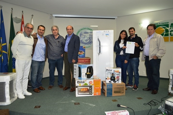 ASSOCIAÇÃO COMERCIAL ENTREGA PRÊMIO DO DIA DAS MÃES