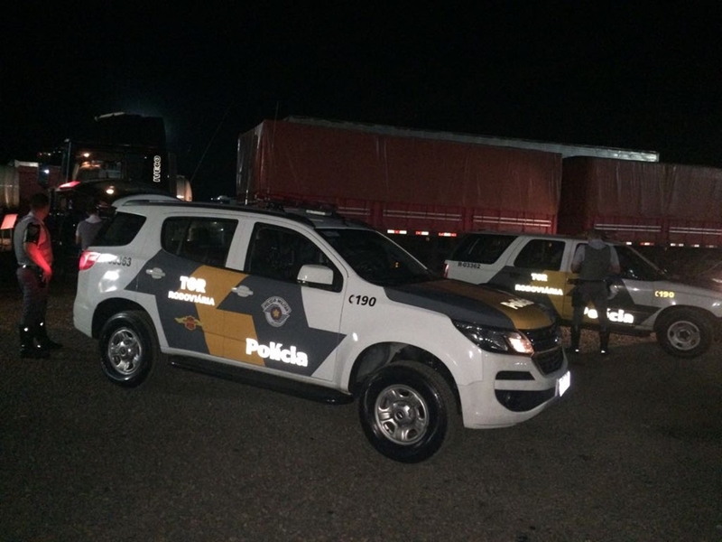Polícia apreende carretas com cigarros 
