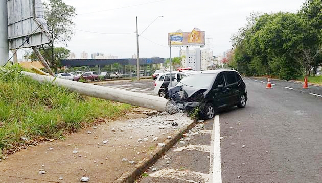 Carro derruba poste em avenida de Rio Preto 