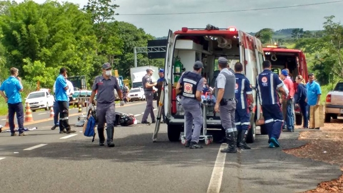 Colisão entre Hilux e Biz deixa motociclista gravemente ferido em Votuporanga