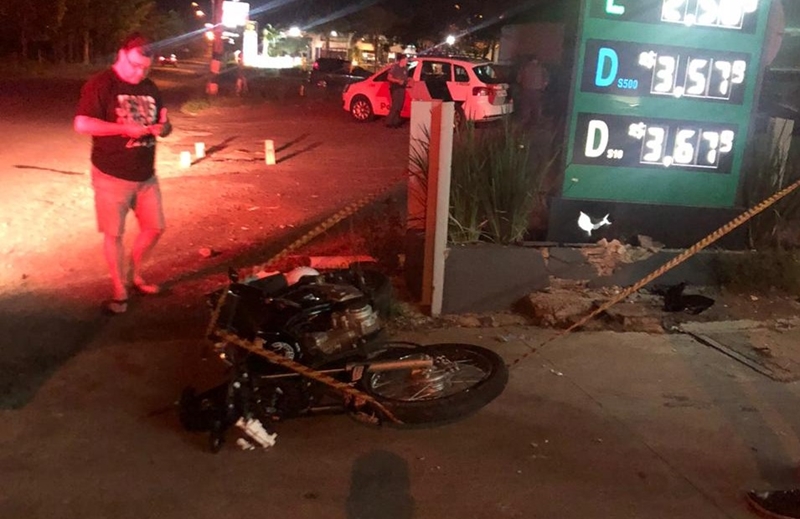 JOVEM MORRE EM COLISÃO DE MOTO COM PLACA DE POSTO