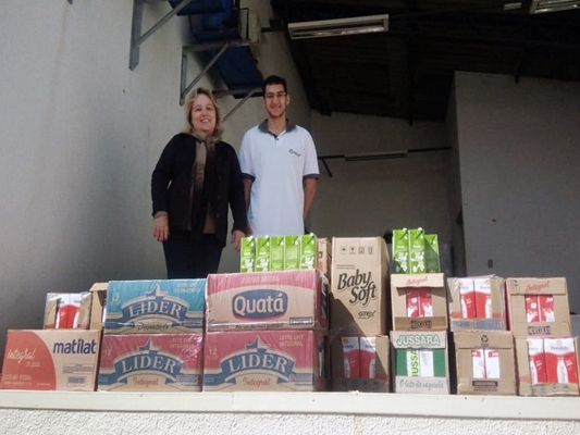 ELAS COMEMORAM ANIVERSÁRIO E DOAM LEITE PRA SANTA CASA