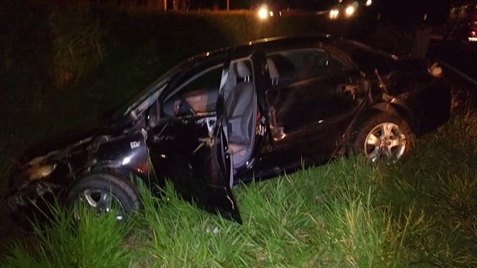 CARRO CAPOTA E CAI NO CANTEIRO CENTRAL DA EUCLIDES DA CUNHA