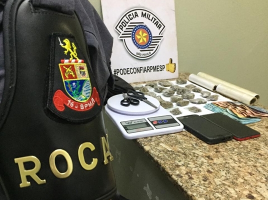 Polícia Militar prende 2 traficantes no Vivendas