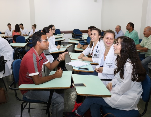 ALUNOS DE MEDICINA DA UNIFEV PRATICAM LIBRAS