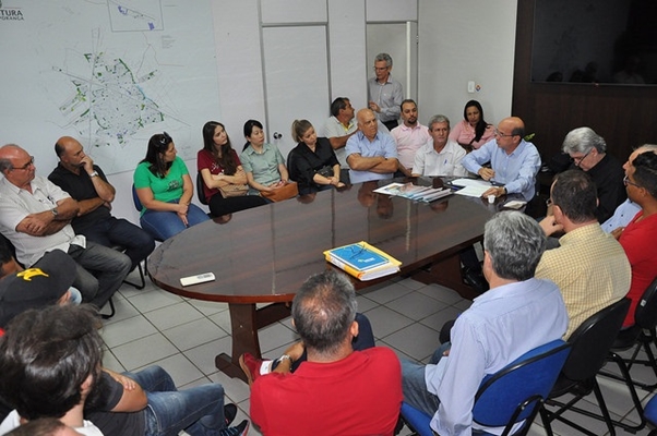 COMERCIANTES SE ENCONTRAM COM PREFEITO E VEREADORES